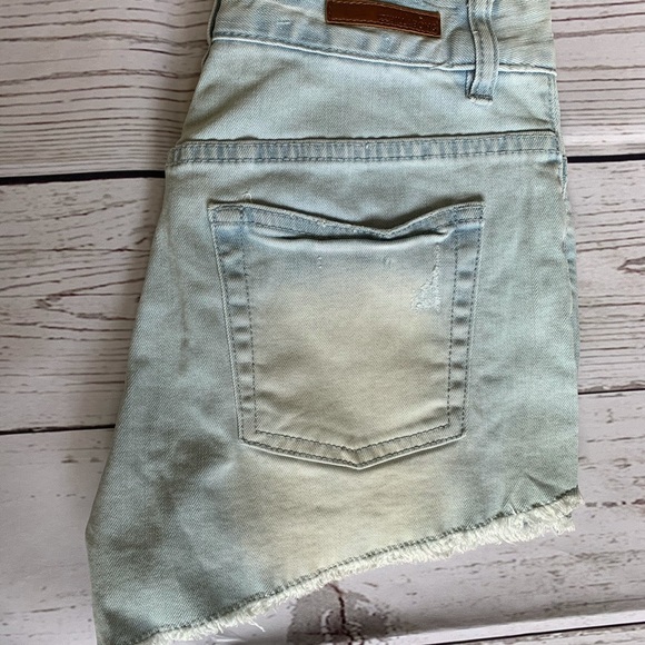 Size 26, Billabong high waisted indigo jean shorts - Picture 7 of 12